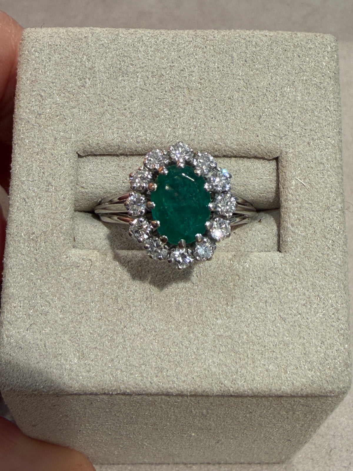BAGUE ANCIENNE MARGUERITE EMERAUDE & DIAMANTS