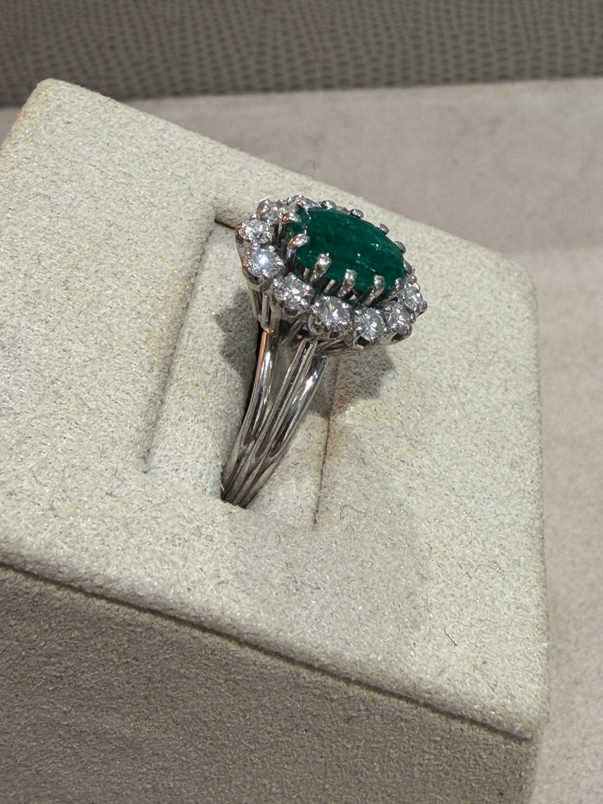 BAGUE ANCIENNE MARGUERITE EMERAUDE & DIAMANTS