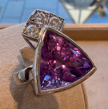 JANINE RENARD (1947), BAGUE MODERNISTE AMETHYSTE & DIAMANTS