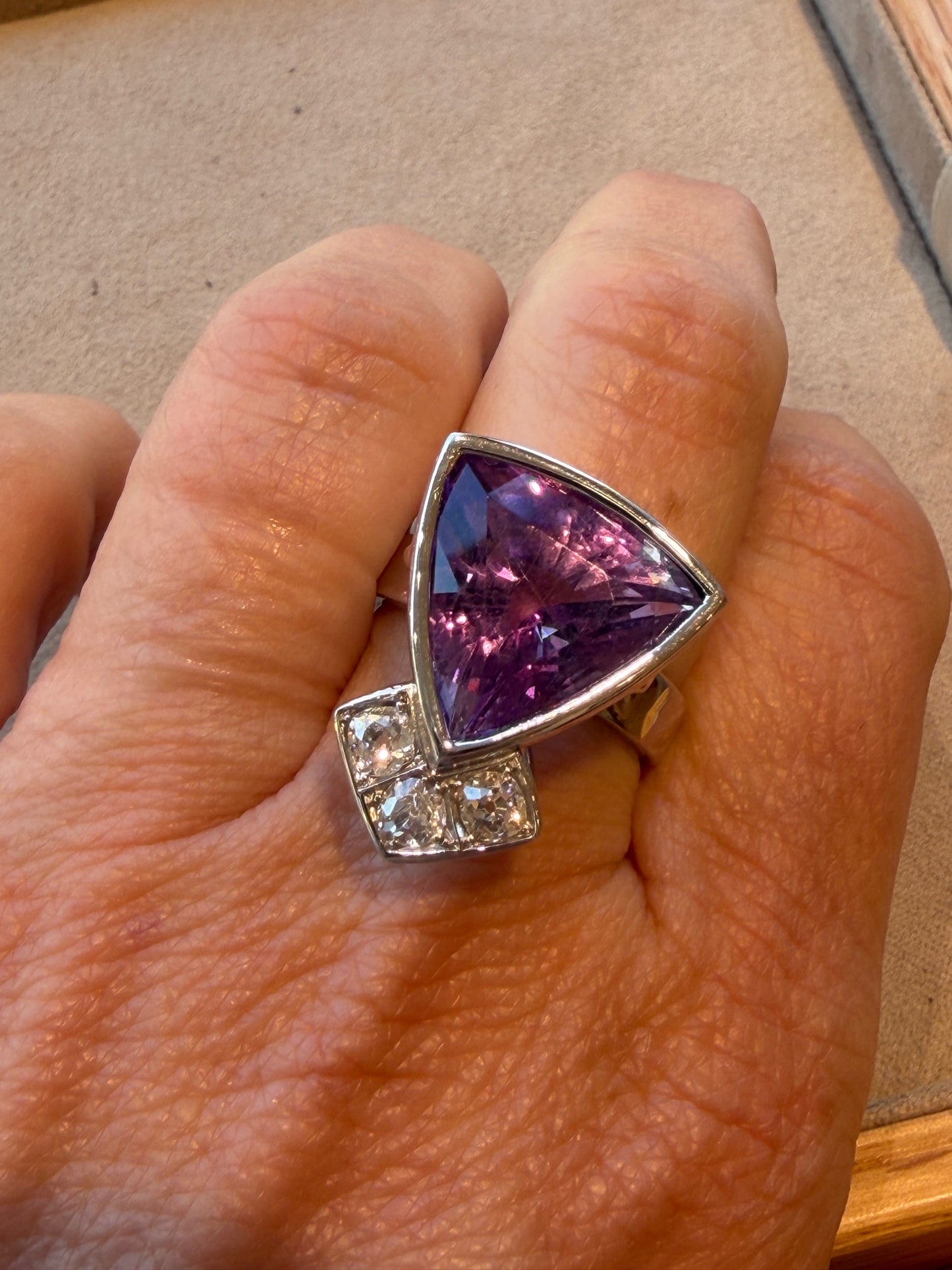 JANINE RENARD (1947), BAGUE MODERNISTE AMETHYSTE & DIAMANTS