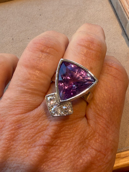 JANINE RENARD (1947), BAGUE MODERNISTE AMETHYSTE & DIAMANTS