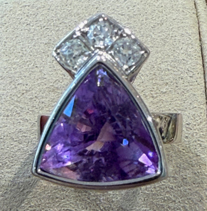 JANINE RENARD (1947), BAGUE MODERNISTE AMETHYSTE & DIAMANTS