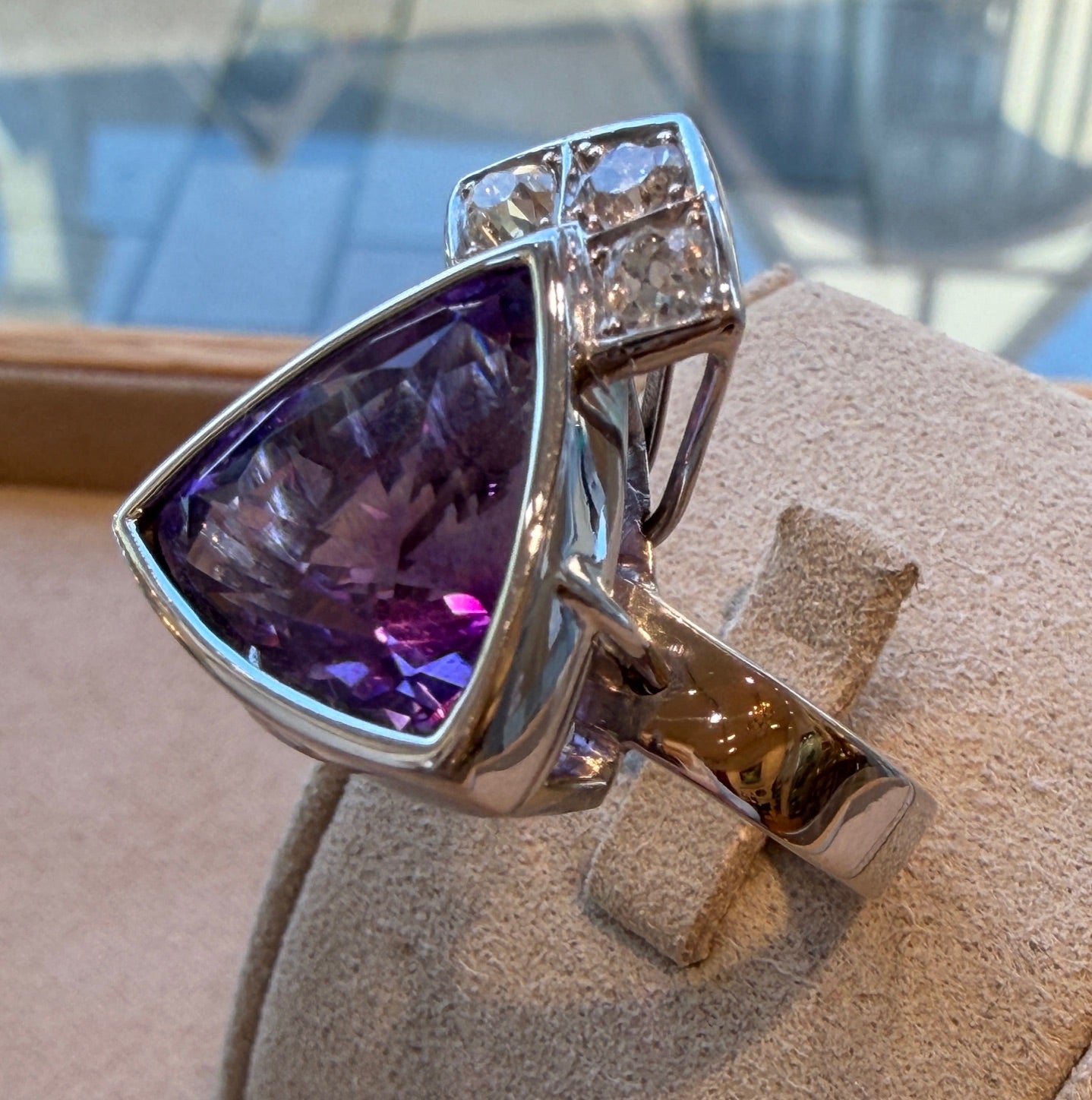 JANINE RENARD (1947), BAGUE MODERNISTE AMETHYSTE & DIAMANTS