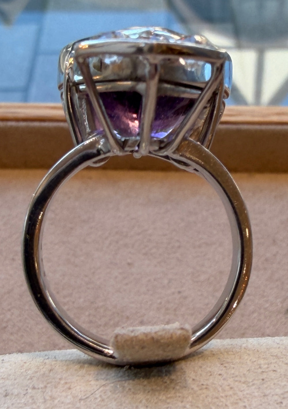 JANINE RENARD (1947), BAGUE MODERNISTE AMETHYSTE & DIAMANTS