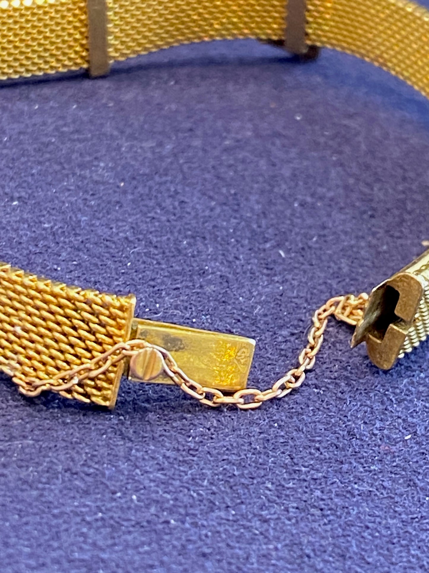 Bracelet ancien en or maille milanaise  au motif de ceinture