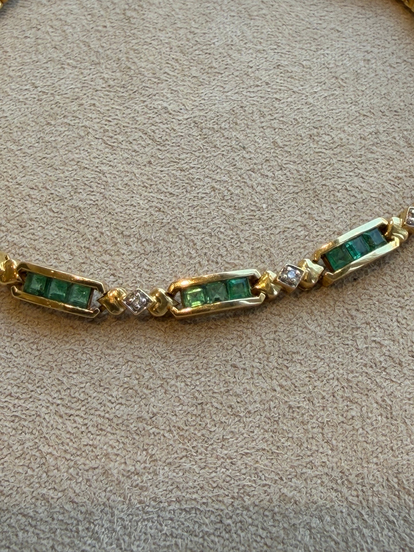 BRACELET EN OR, EMERAUDES ET DIAMANTS