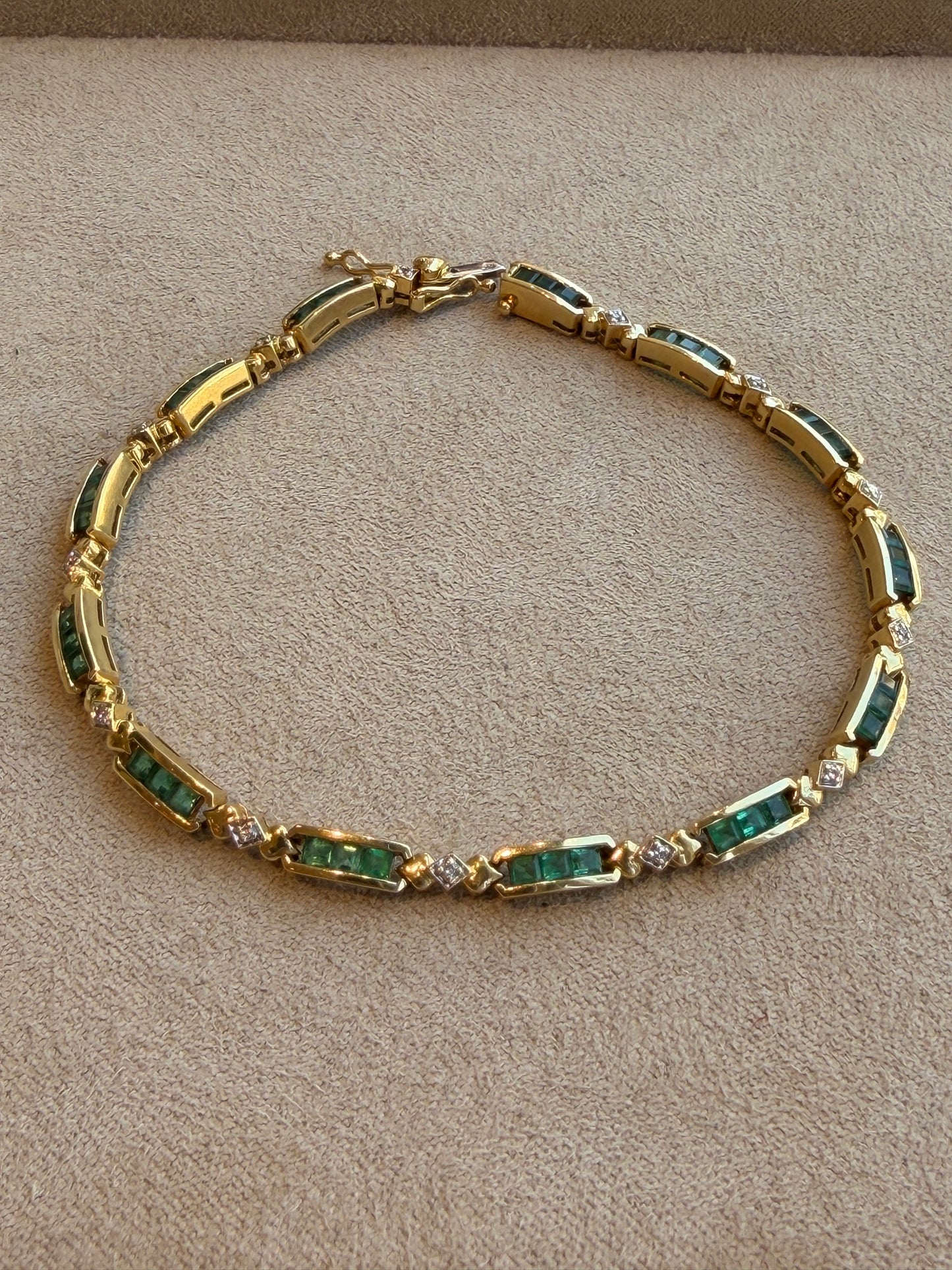 BRACELET EN OR, EMERAUDES ET DIAMANTS