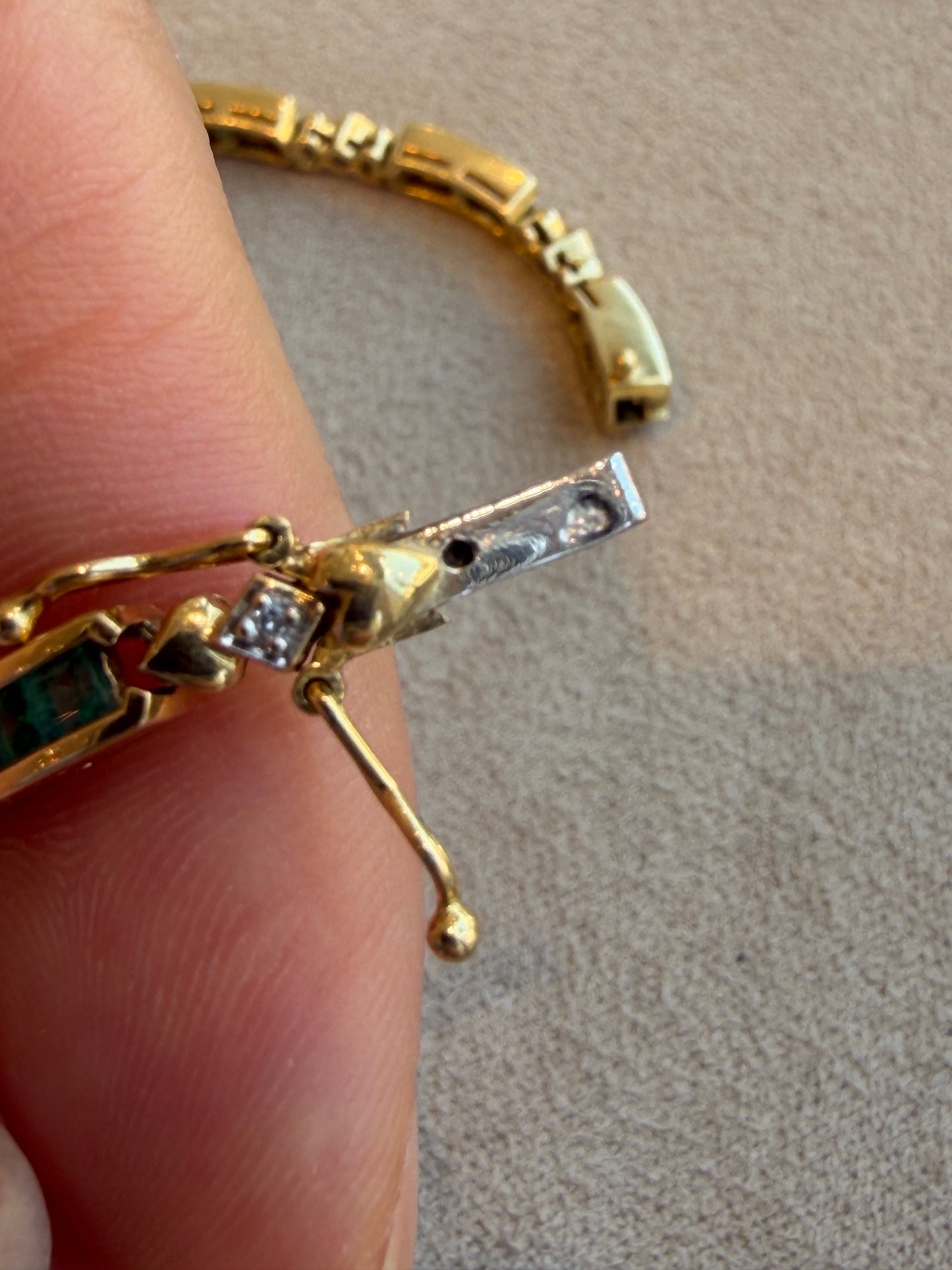 BRACELET EN OR, EMERAUDES ET DIAMANTS