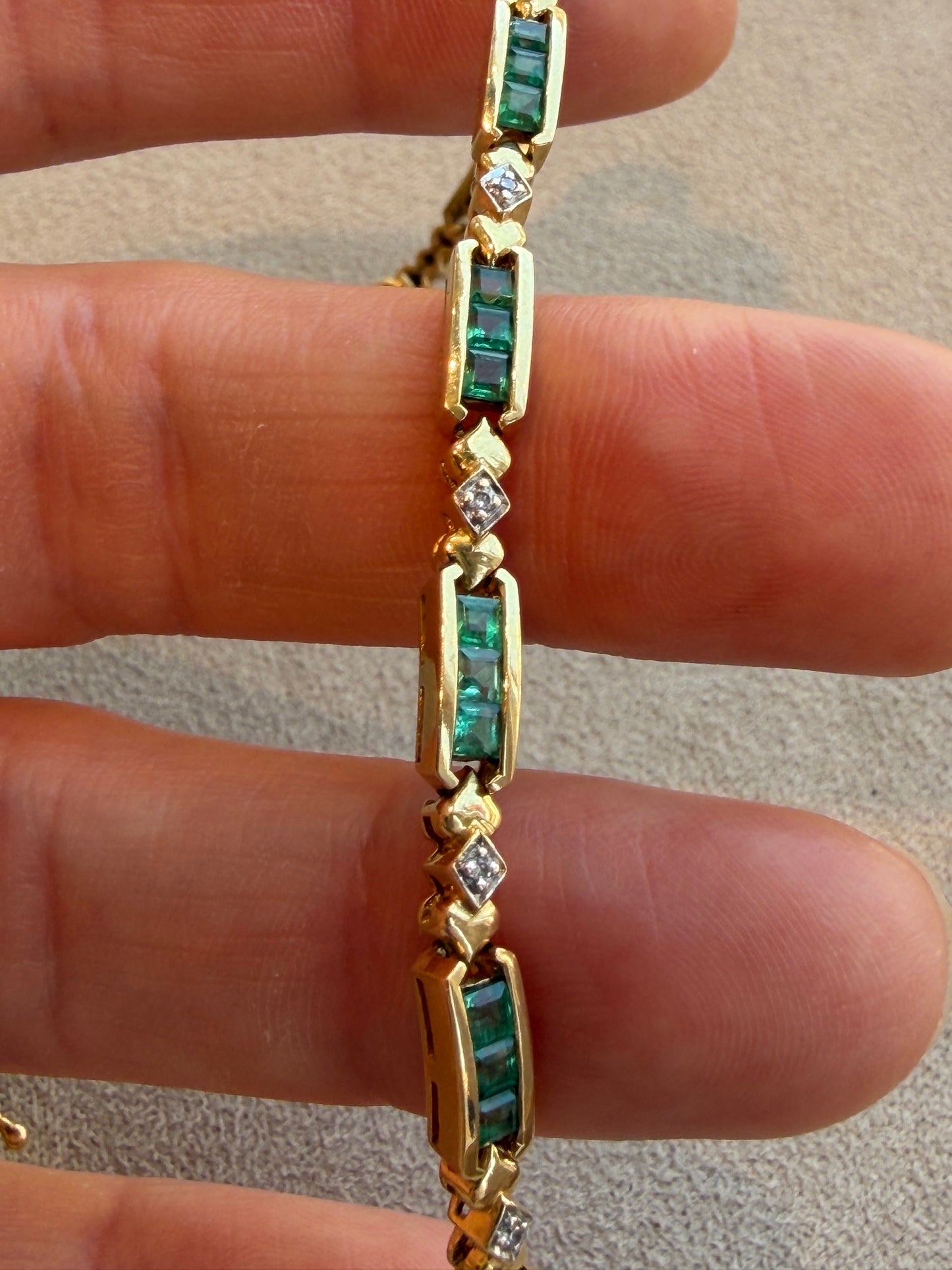 BRACELET EN OR, EMERAUDES ET DIAMANTS