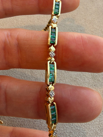 BRACELET EN OR, EMERAUDES ET DIAMANTS