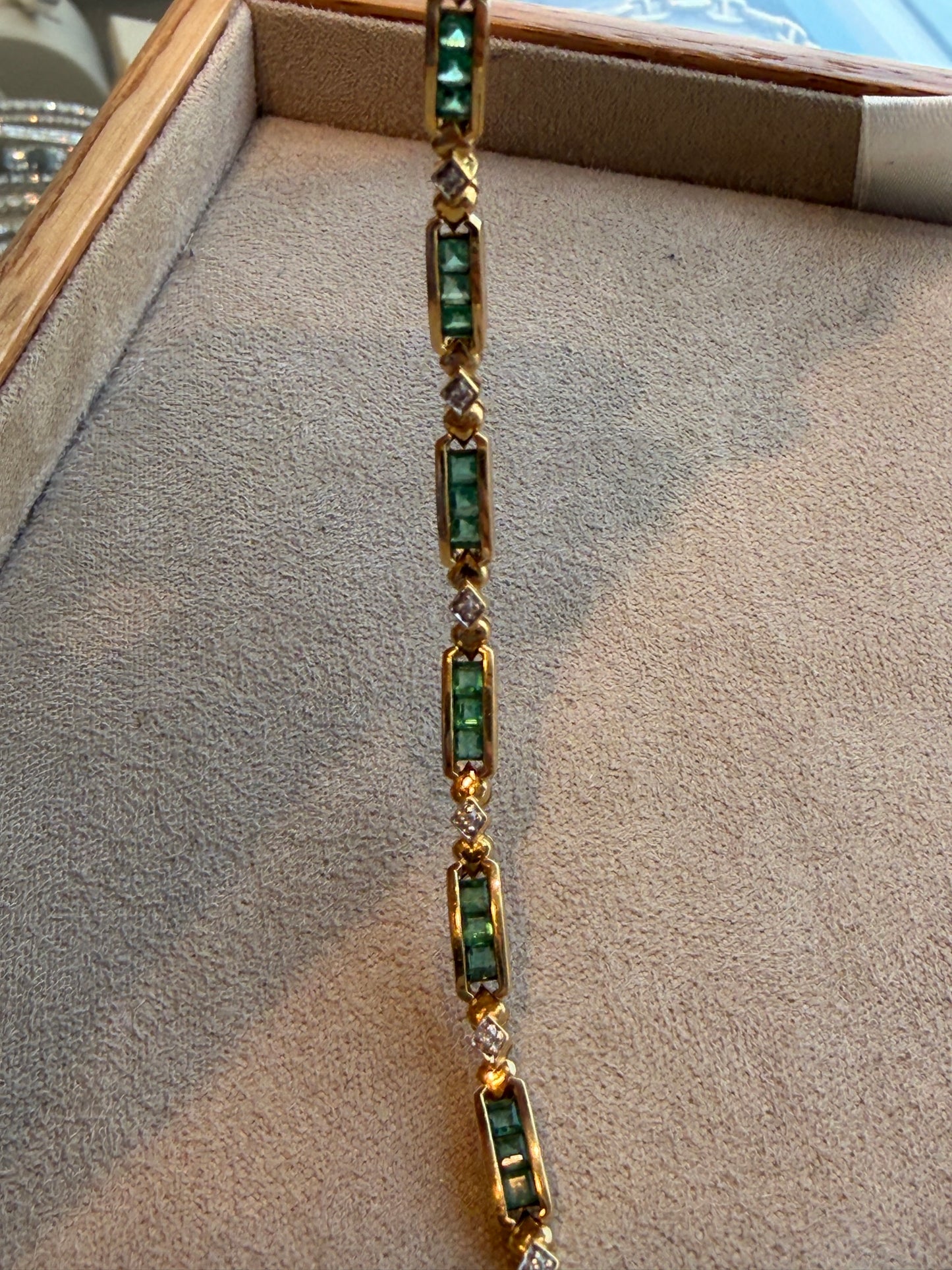 BRACELET EN OR, EMERAUDES ET DIAMANTS