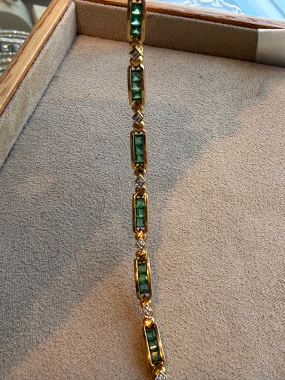 BRACELET EN OR, EMERAUDES ET DIAMANTS