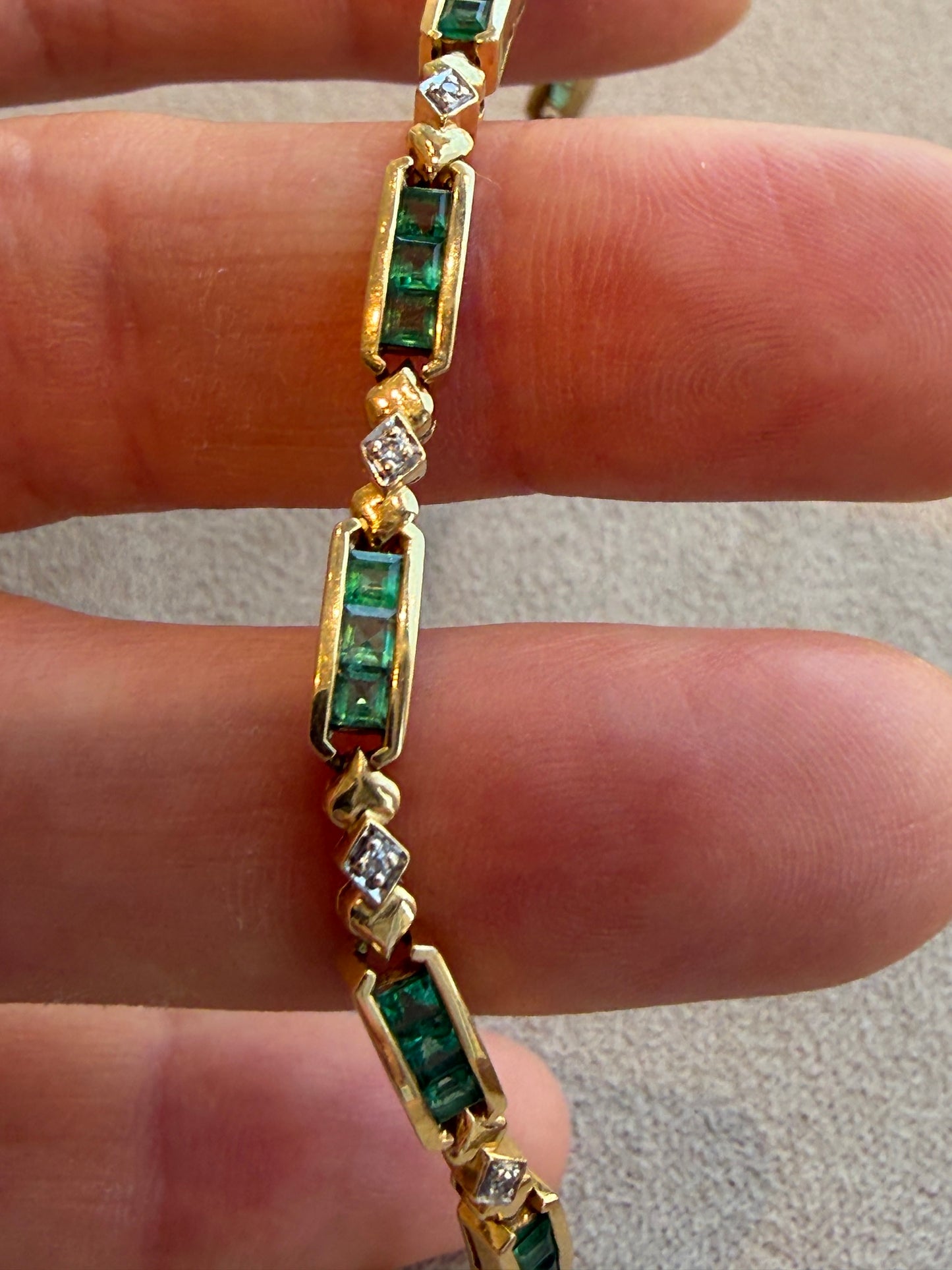 BRACELET EN OR, EMERAUDES ET DIAMANTS