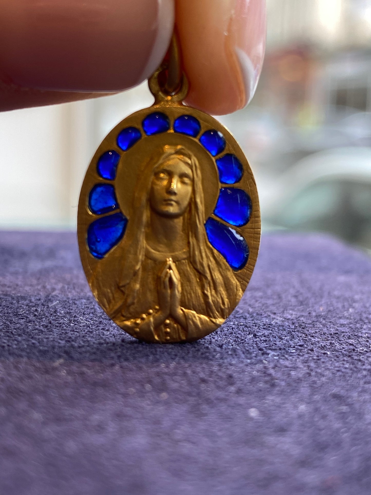 MEDAILLE DE LA VIERGE EMAUX PLIQUE A JOUR