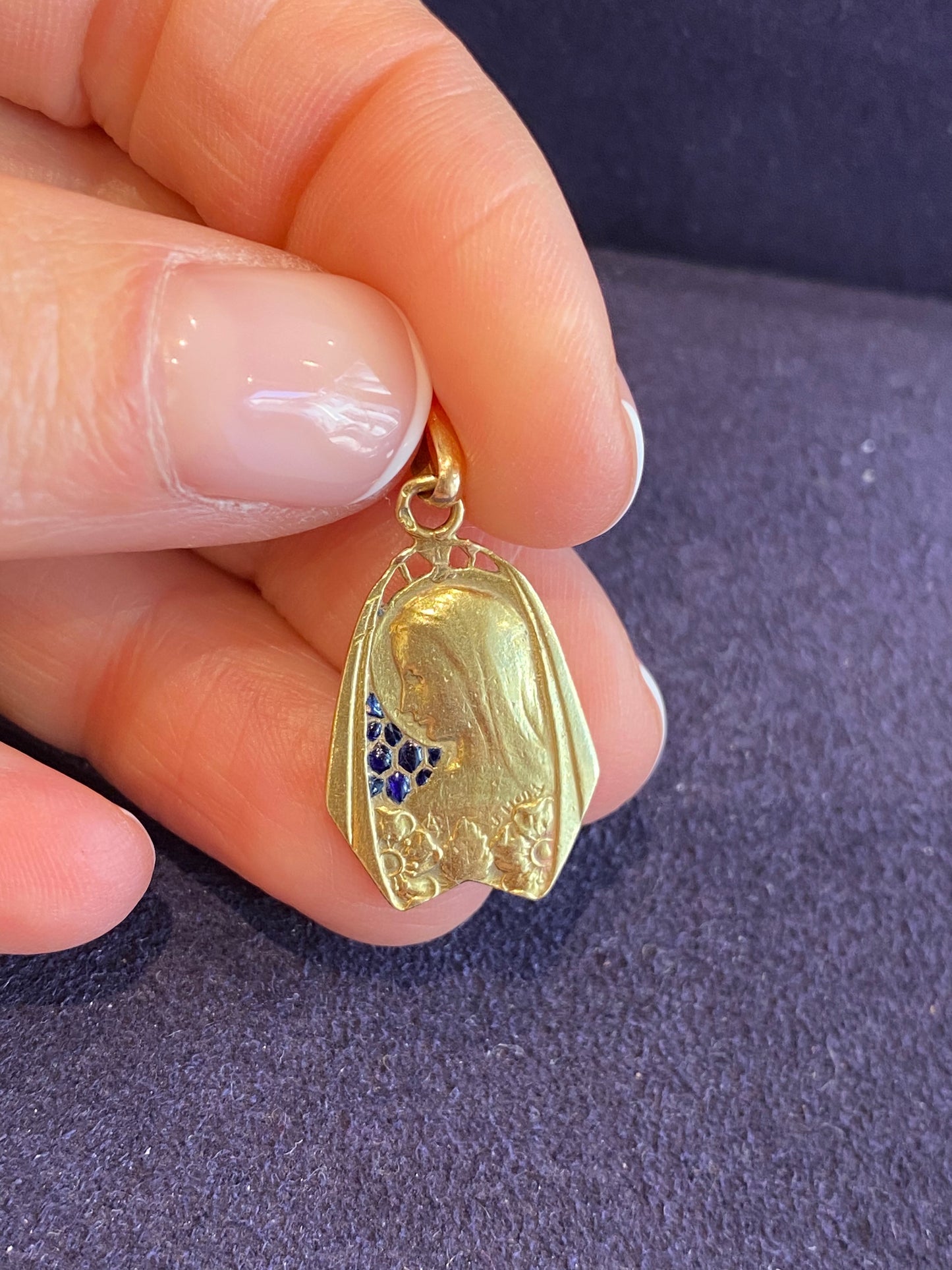 J. HOLY, MEDAILLE DE LA VIERGE EMAUX BLEUS