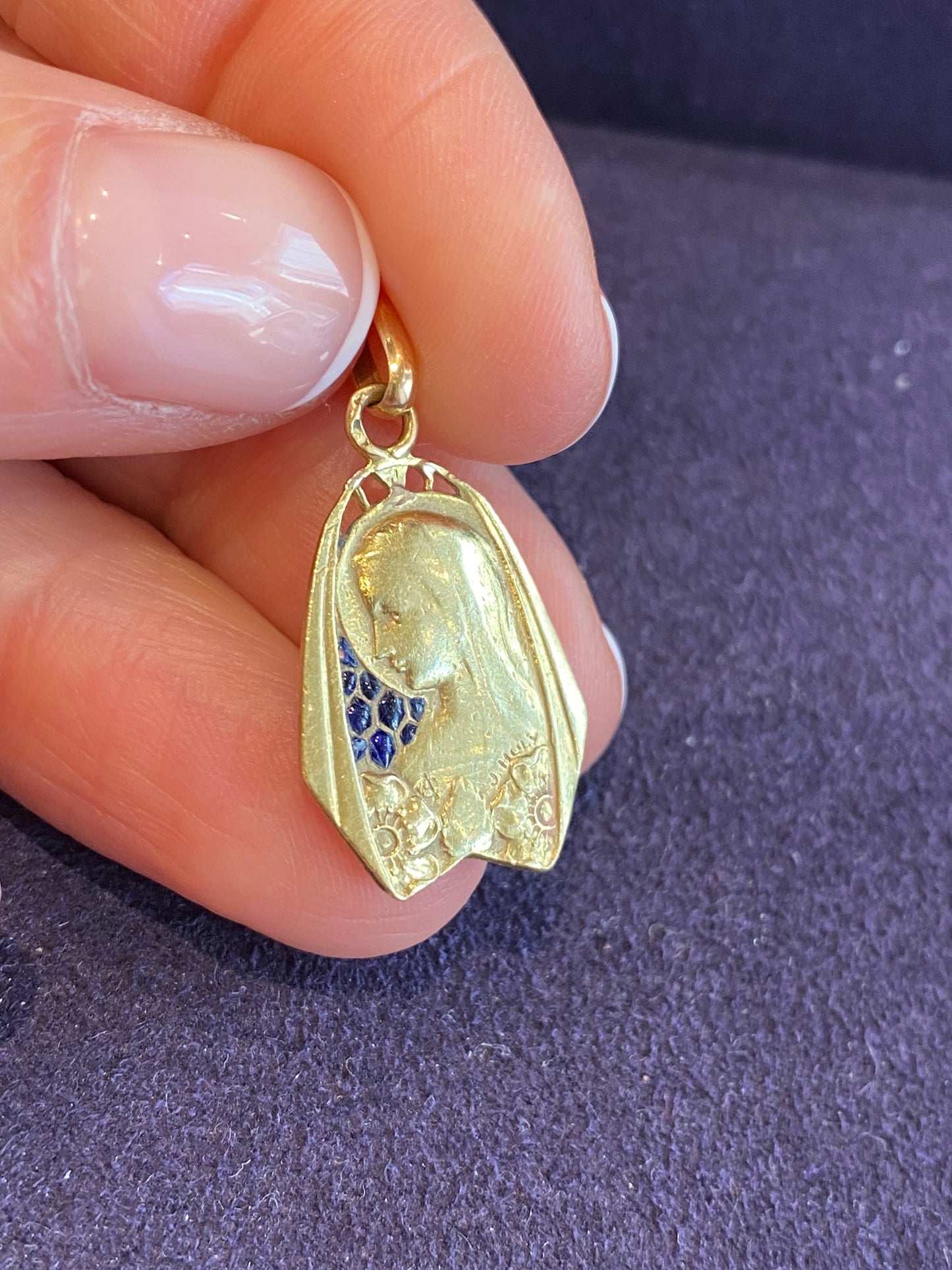 J. HOLY, MEDAILLE DE LA VIERGE EMAUX BLEUS