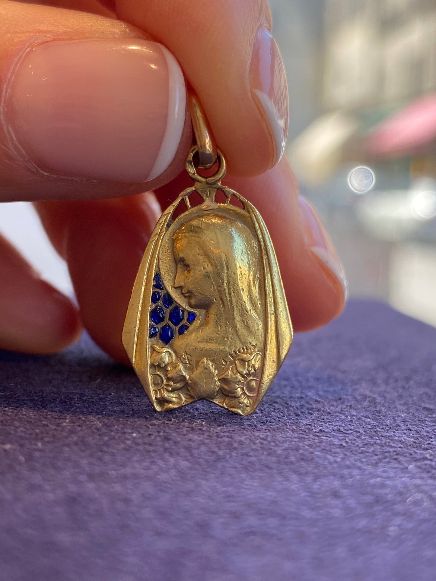 J. HOLY, MEDAILLE DE LA VIERGE EMAUX BLEUS