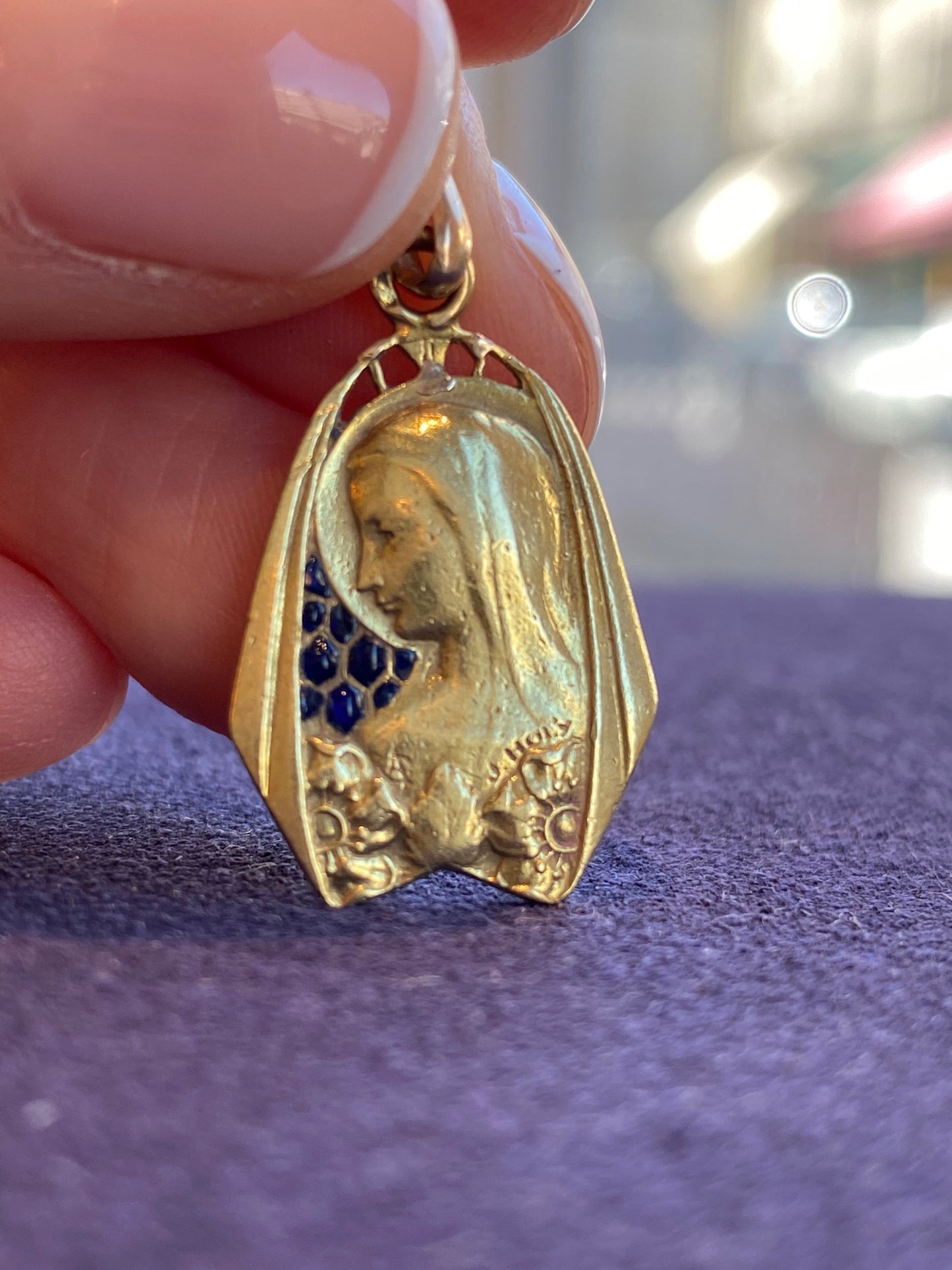 J. HOLY, MEDAILLE DE LA VIERGE EMAUX BLEUS