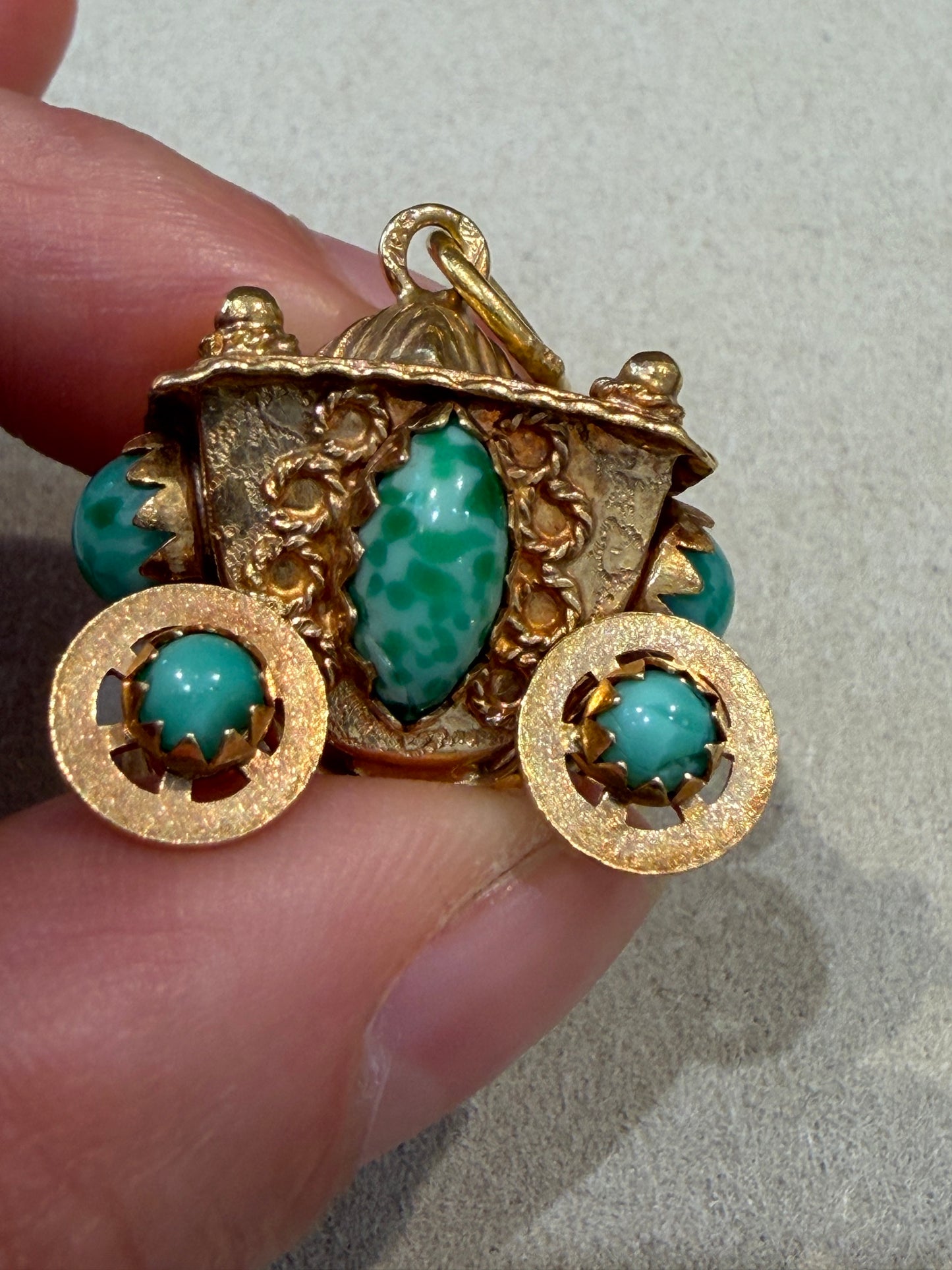 CHARM MOBILE A MOTIF D'UN CARROSSE EN OR & VERRERIE