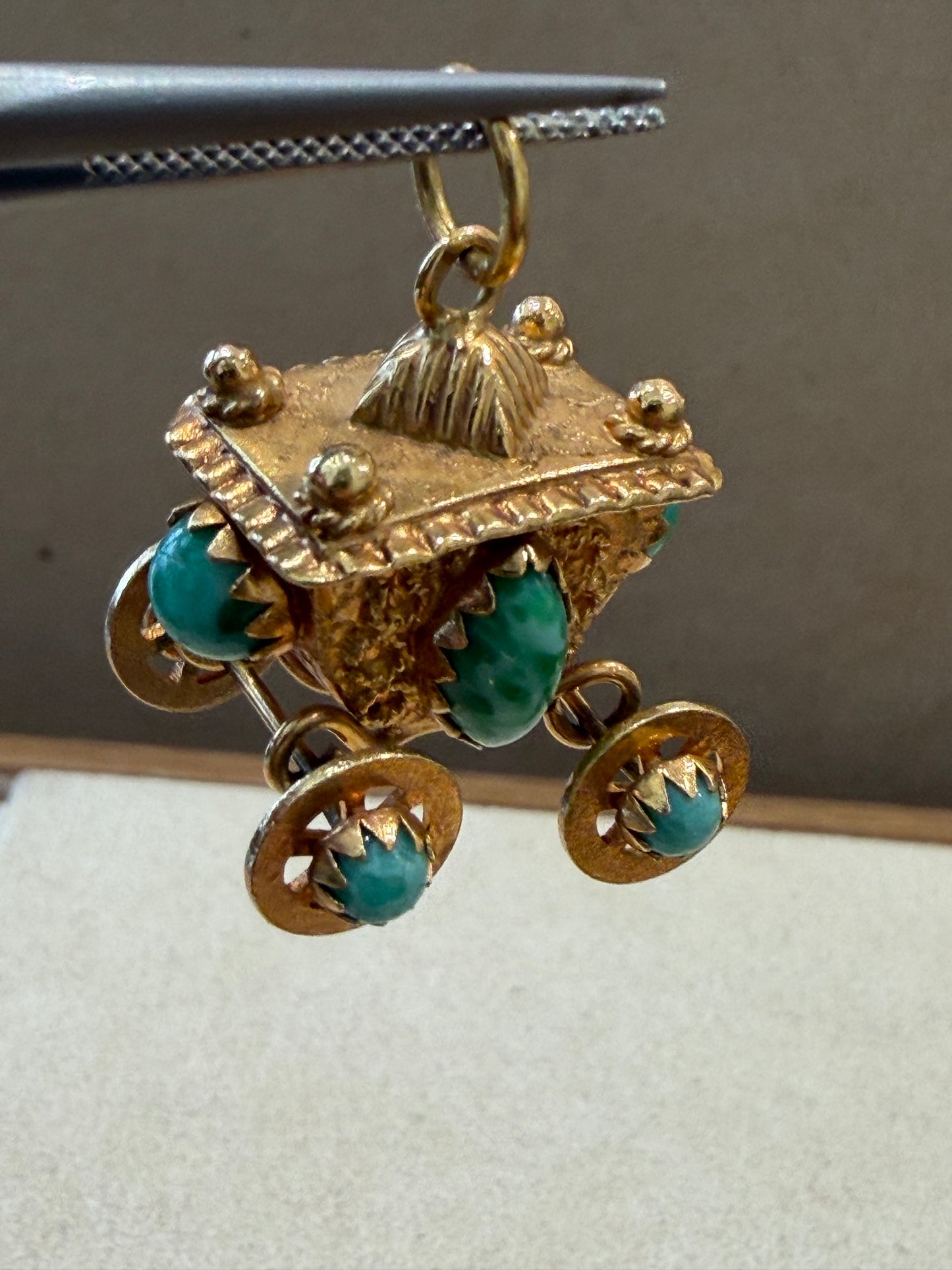 CHARM MOBILE A MOTIF D'UN CARROSSE EN OR & VERRERIE