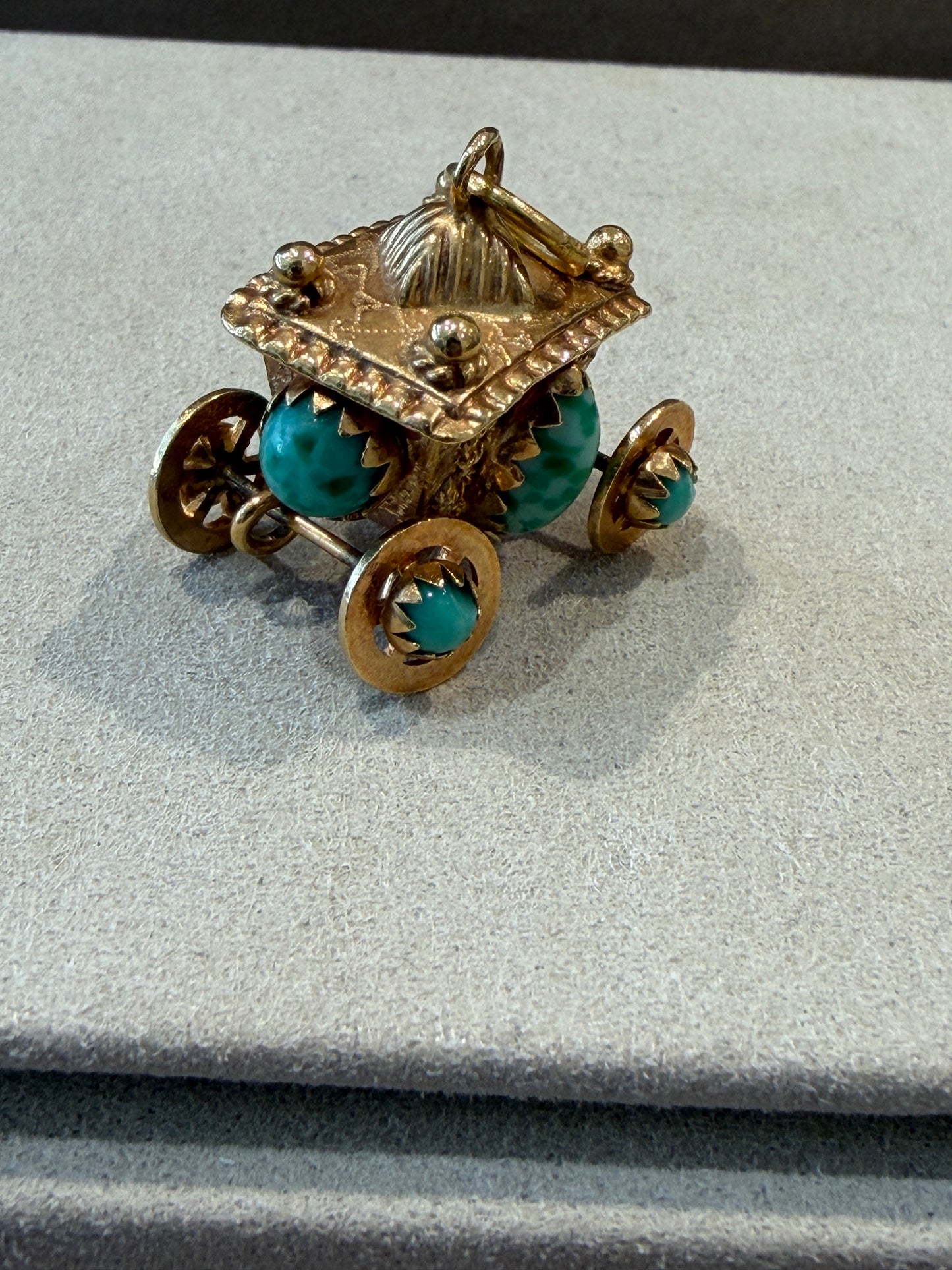 CHARM MOBILE A MOTIF D'UN CARROSSE EN OR & VERRERIE