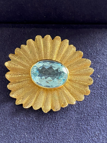 Yvonne Arnould, Broche fleur topaze bleue