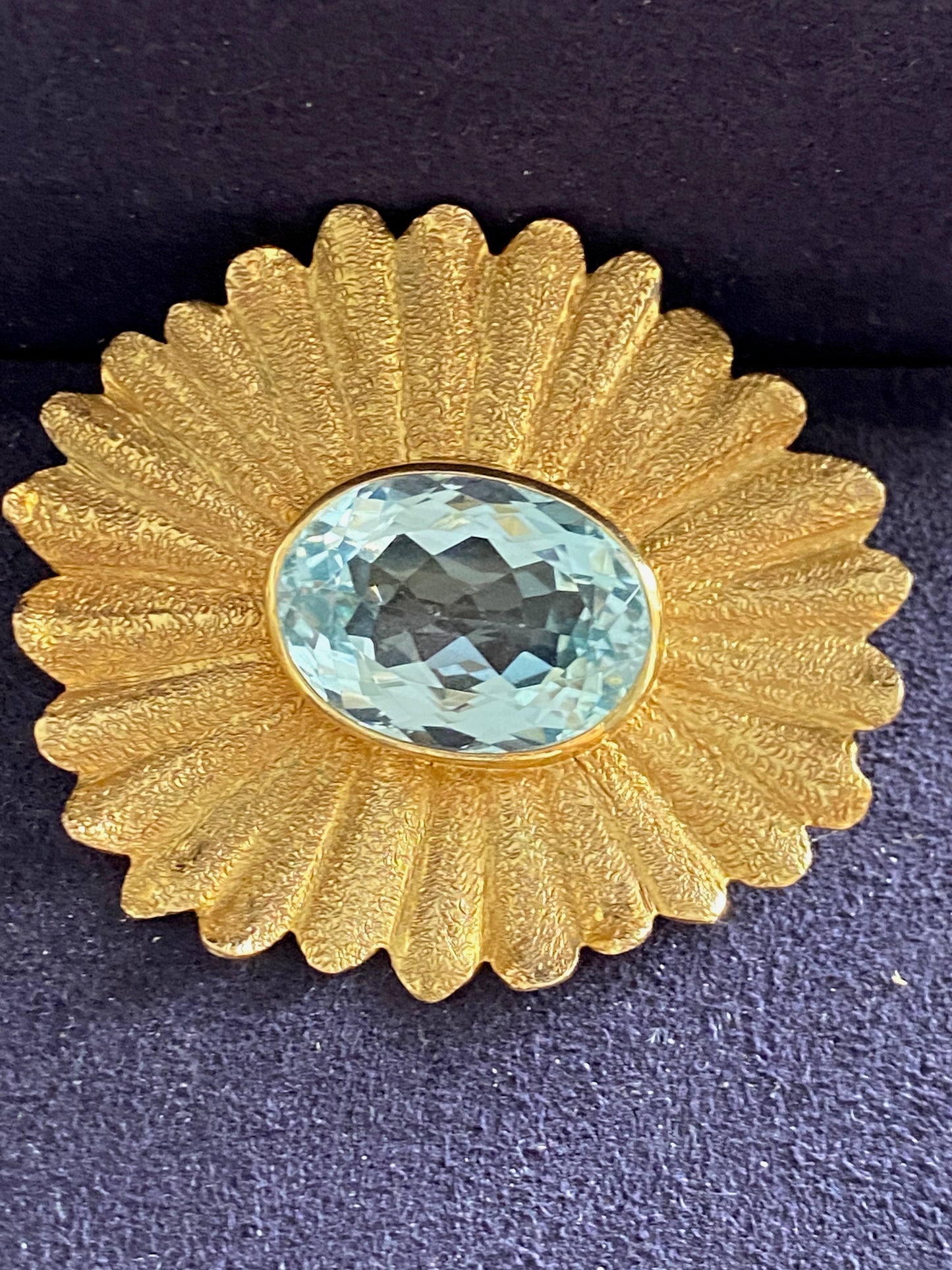 Yvonne Arnould, Broche fleur topaze bleue