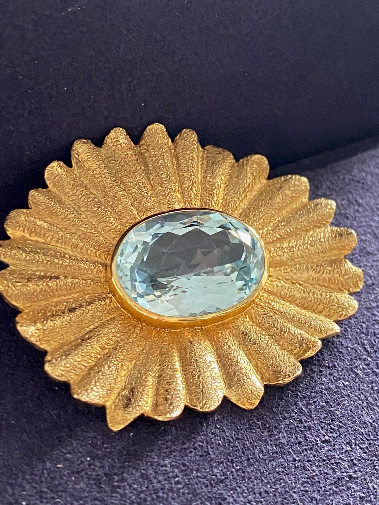 Yvonne Arnould, Broche fleur topaze bleue