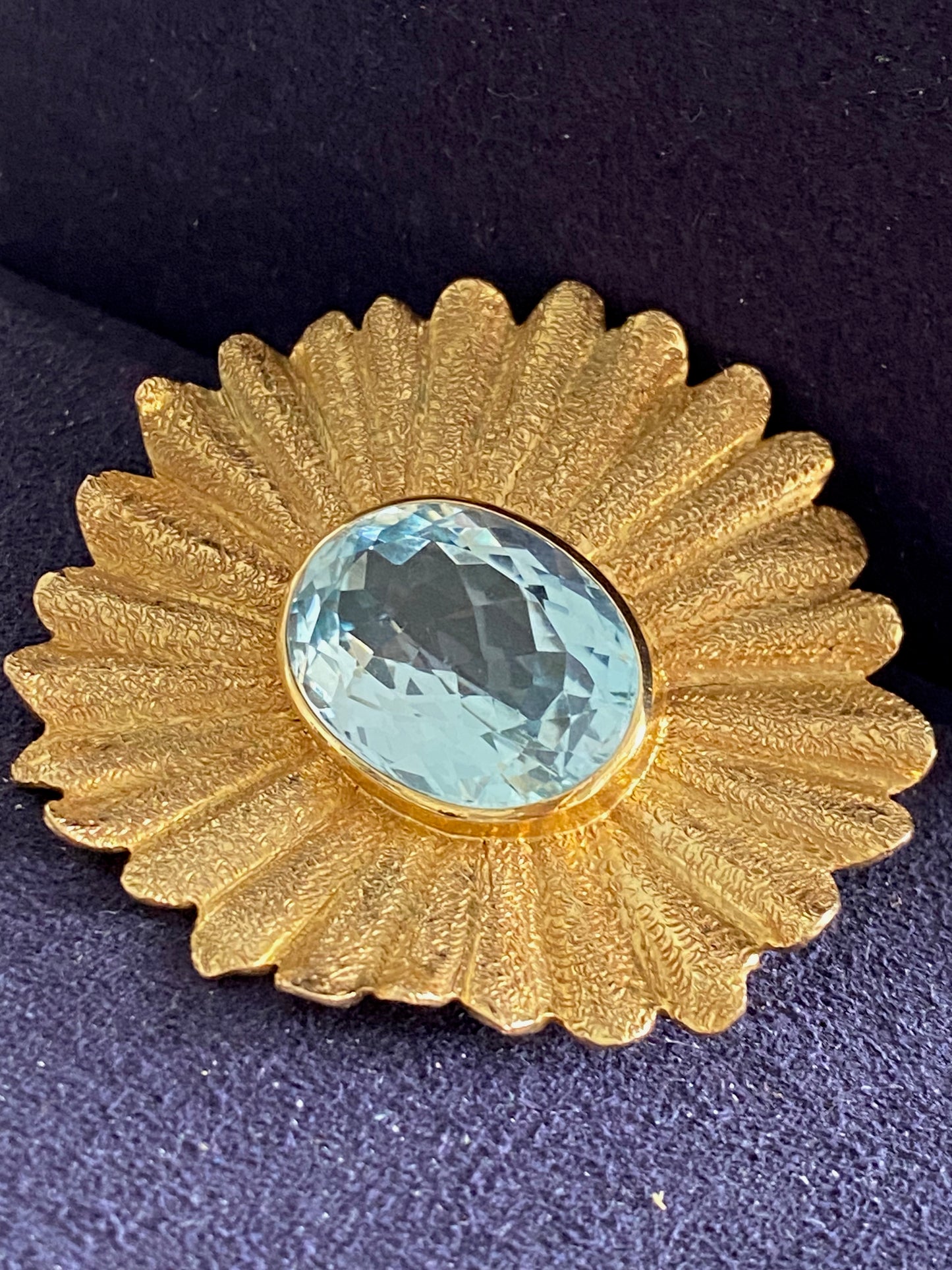 Yvonne Arnould, Broche fleur topaze bleue