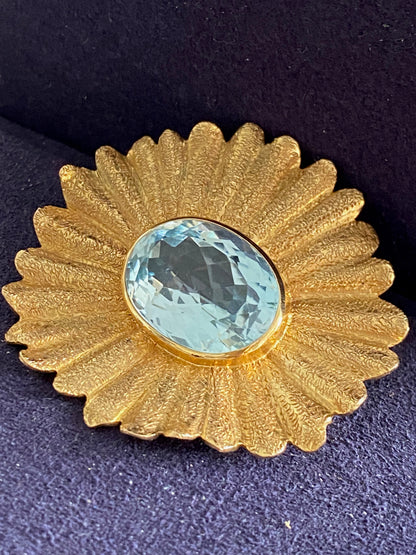 Yvonne Arnould, Broche fleur topaze bleue