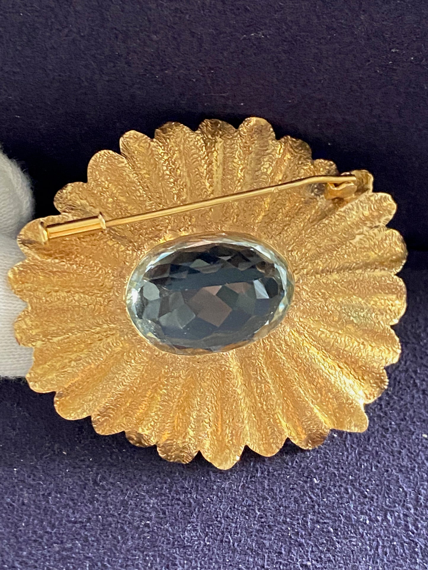 Yvonne Arnould, Broche fleur topaze bleue