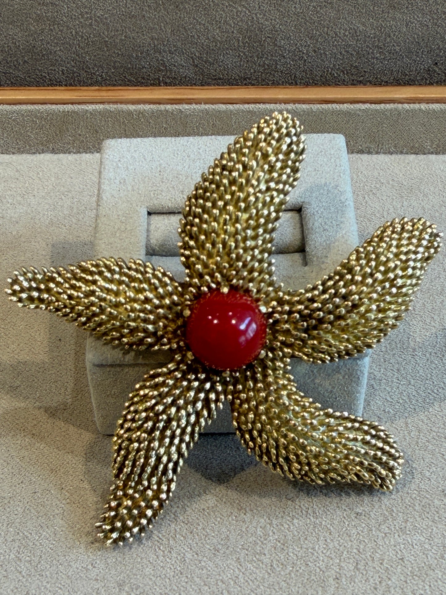 BROCHE ETOILE DE MER EN OR JAUNE 18K