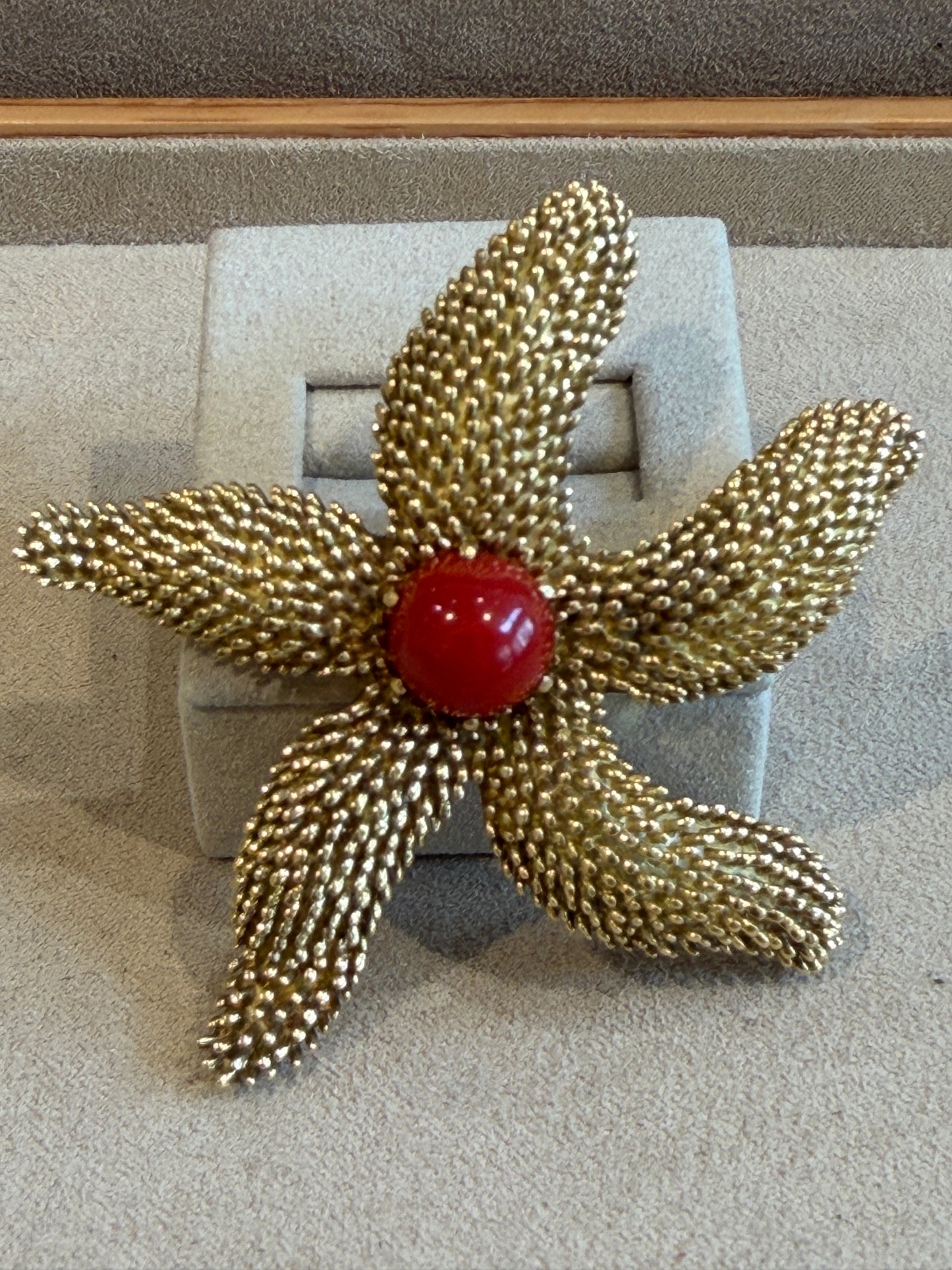 BROCHE ETOILE DE MER EN OR JAUNE 18K