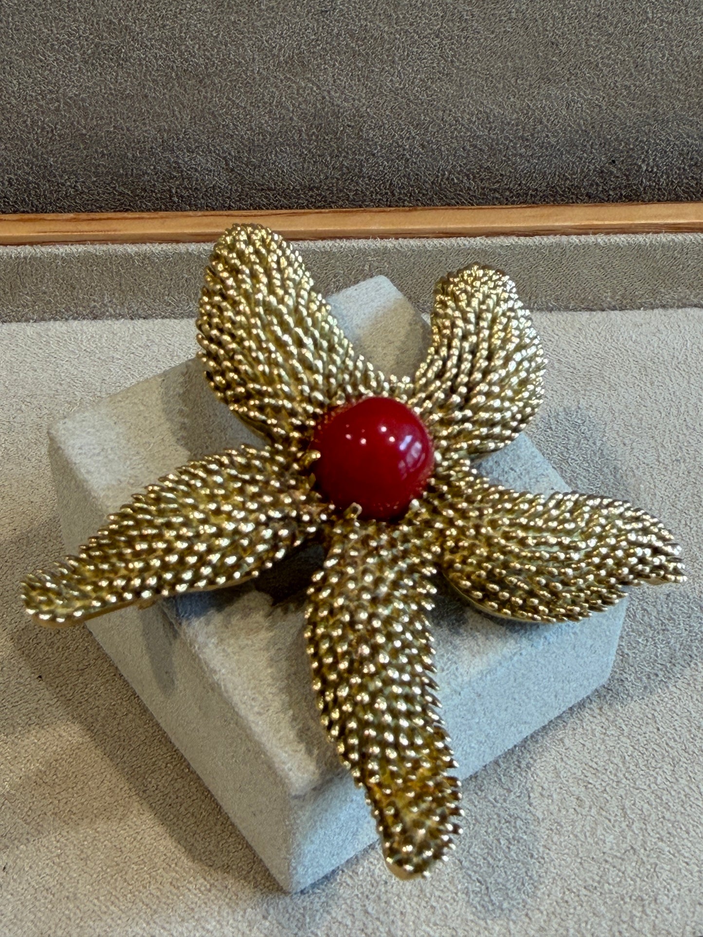 BROCHE ETOILE DE MER EN OR JAUNE 18K