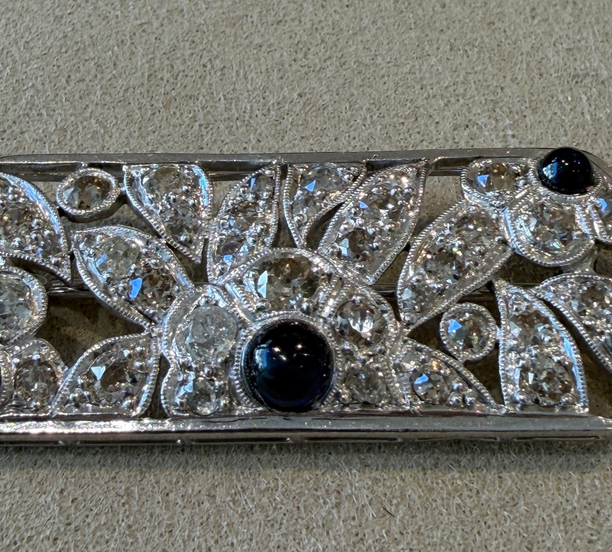 BROCHE ART DECO DIAMANTS & SAPHIRS CABOCHONS