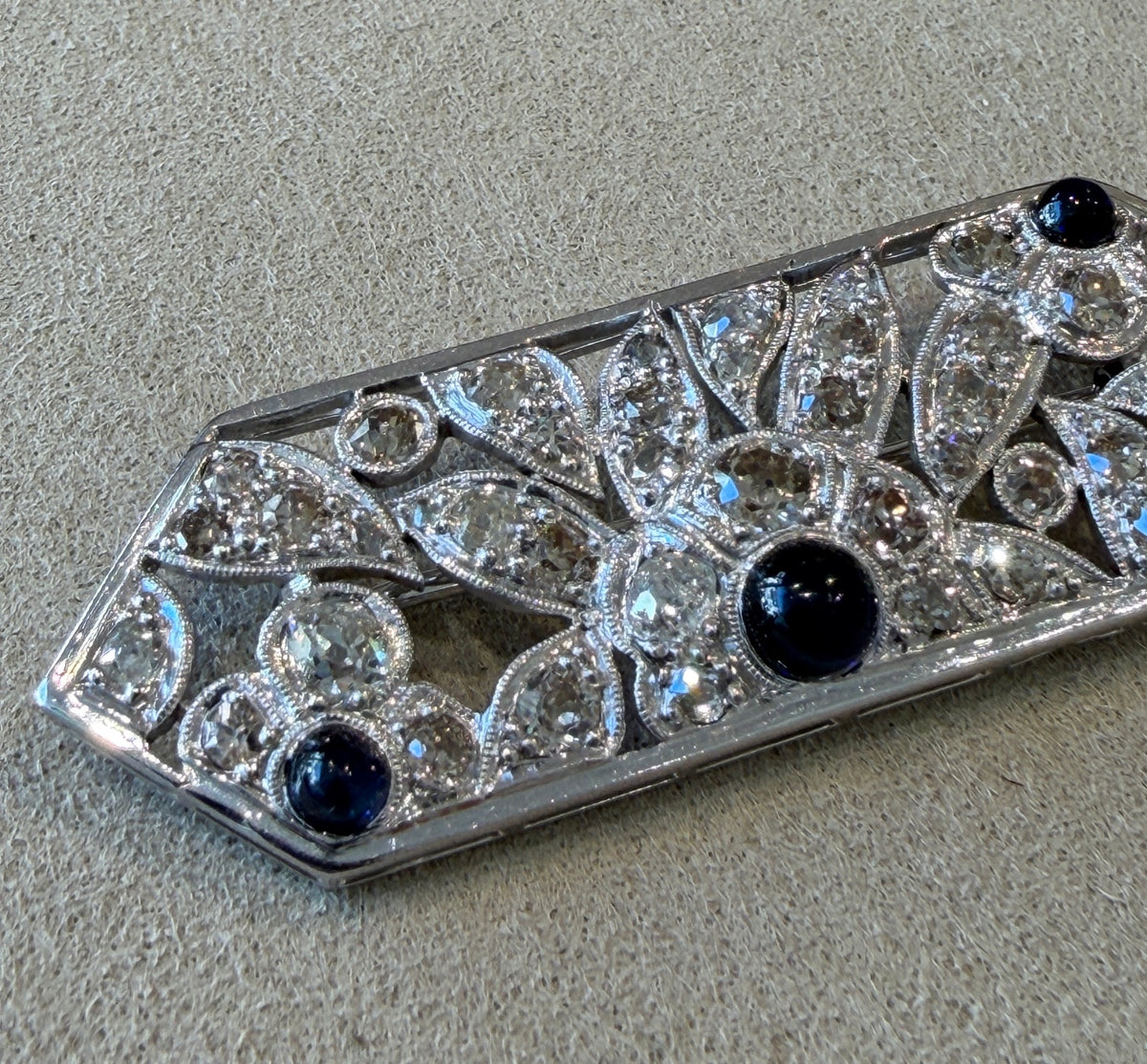 BROCHE ART DECO DIAMANTS & SAPHIRS CABOCHONS