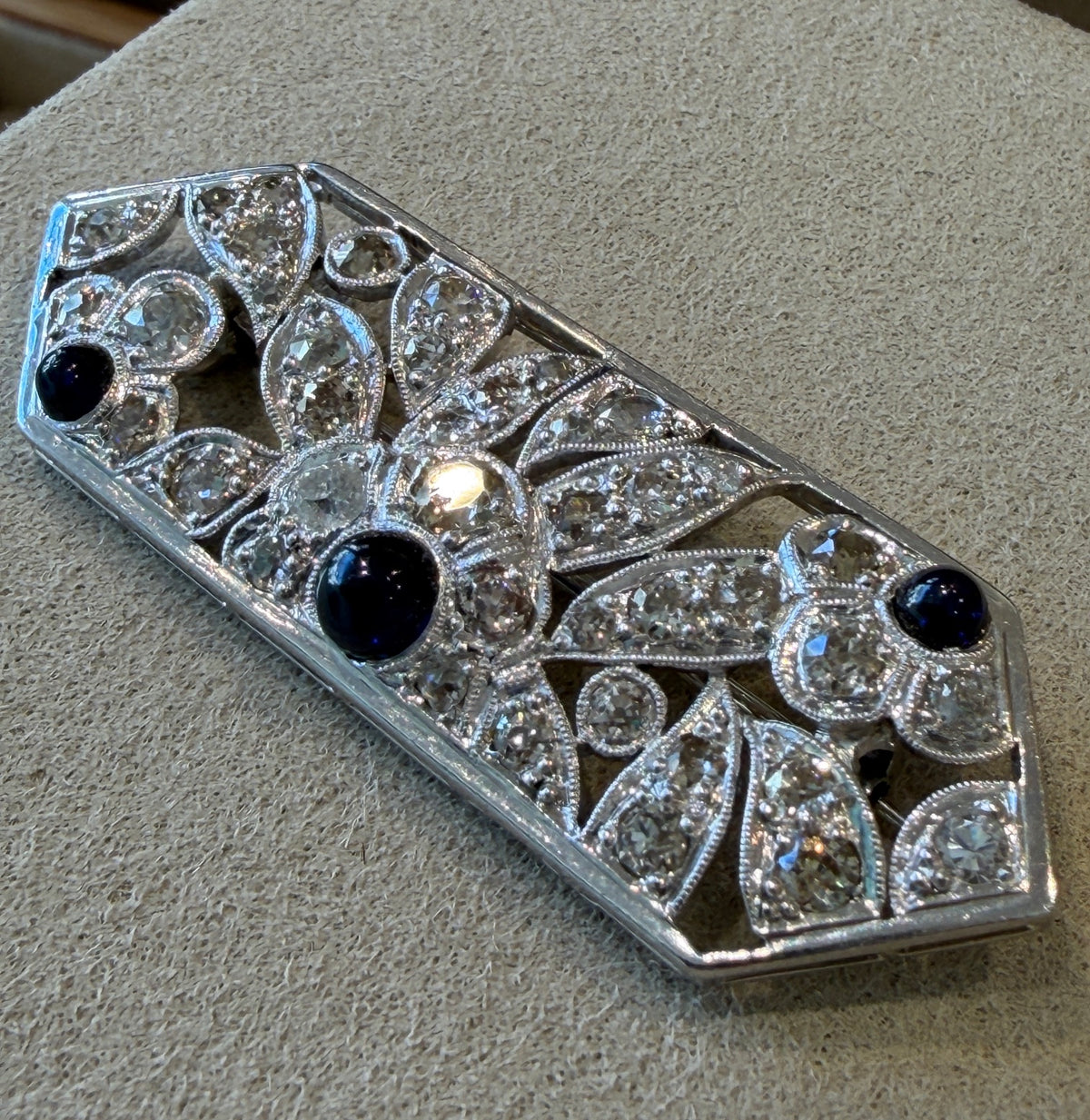 BROCHE ART DECO DIAMANTS & SAPHIRS CABOCHONS