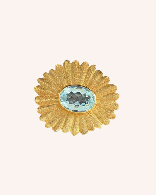 Yvonne Arnould, Broche fleur topaze bleue