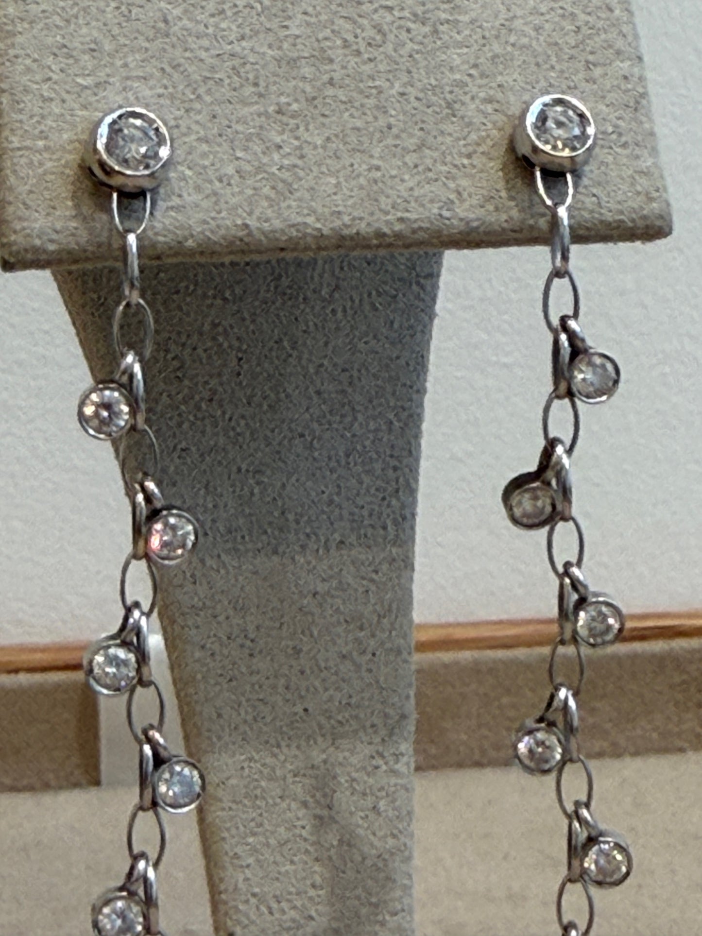 BOUCLES D'OREILLES EN OR GRIS CASCADE DE DIAMANTS