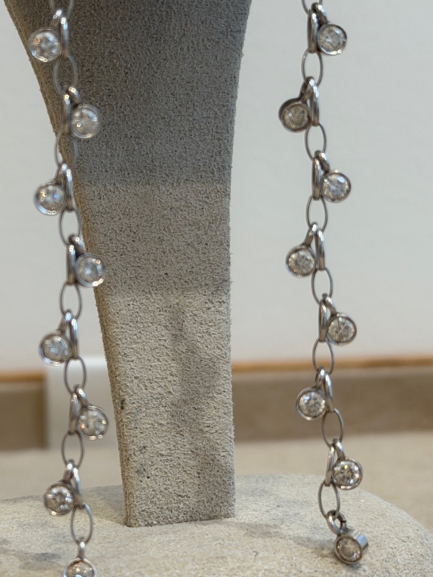 BOUCLES D'OREILLES EN OR GRIS CASCADE DE DIAMANTS