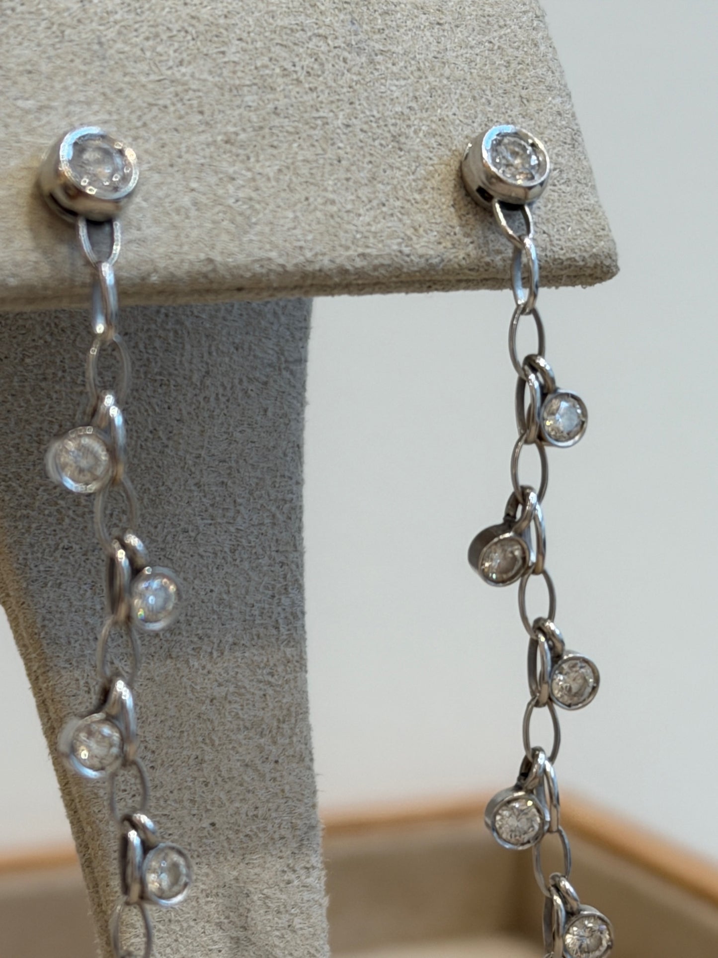 BOUCLES D'OREILLES EN OR GRIS CASCADE DE DIAMANTS
