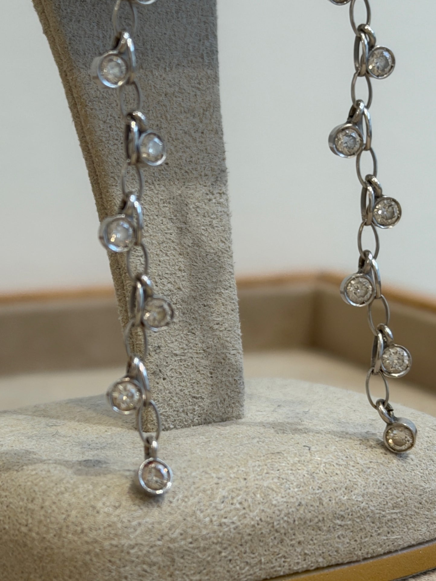 BOUCLES D'OREILLES EN OR GRIS CASCADE DE DIAMANTS