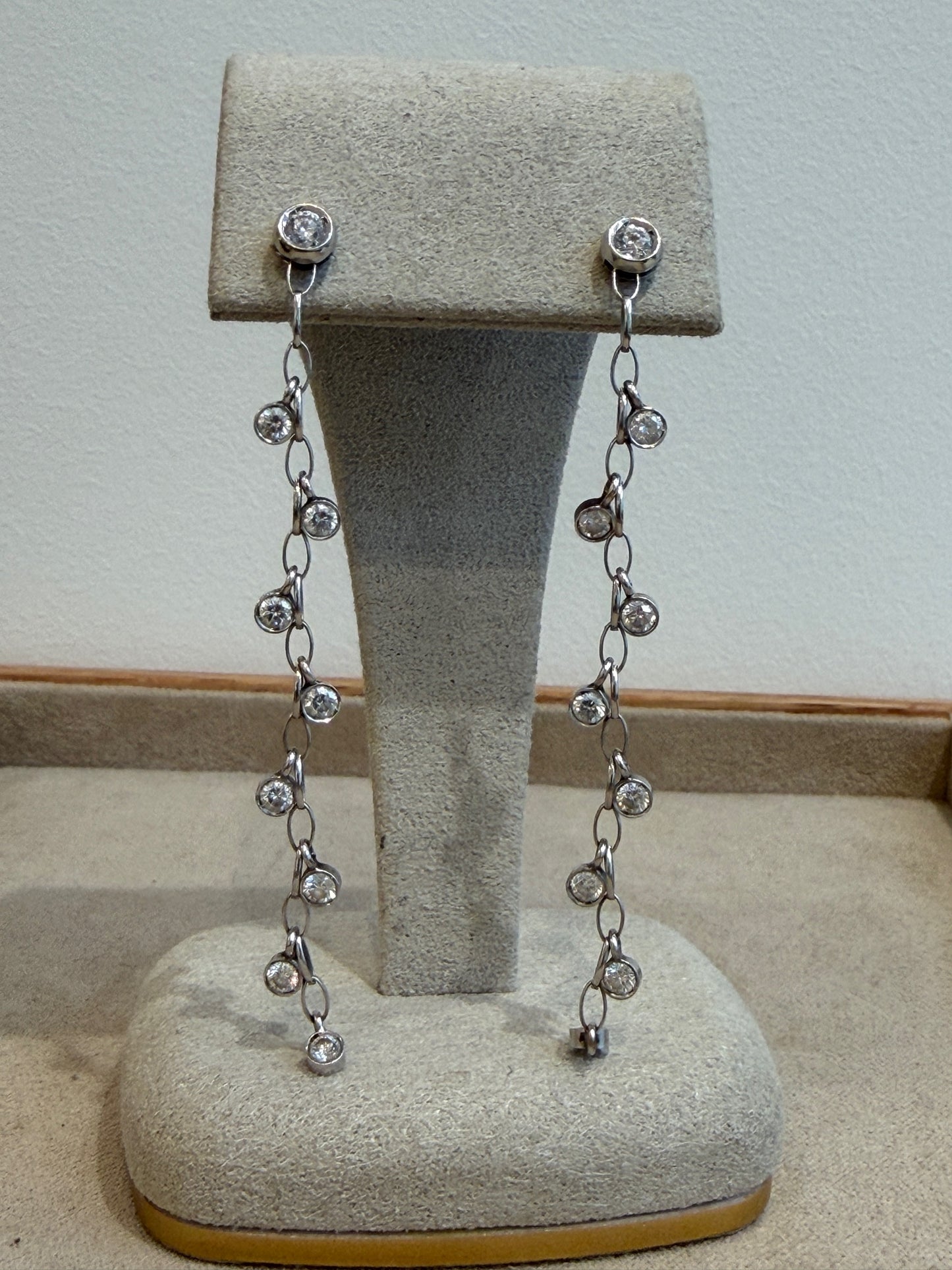 BOUCLES D'OREILLES EN OR GRIS CASCADE DE DIAMANTS