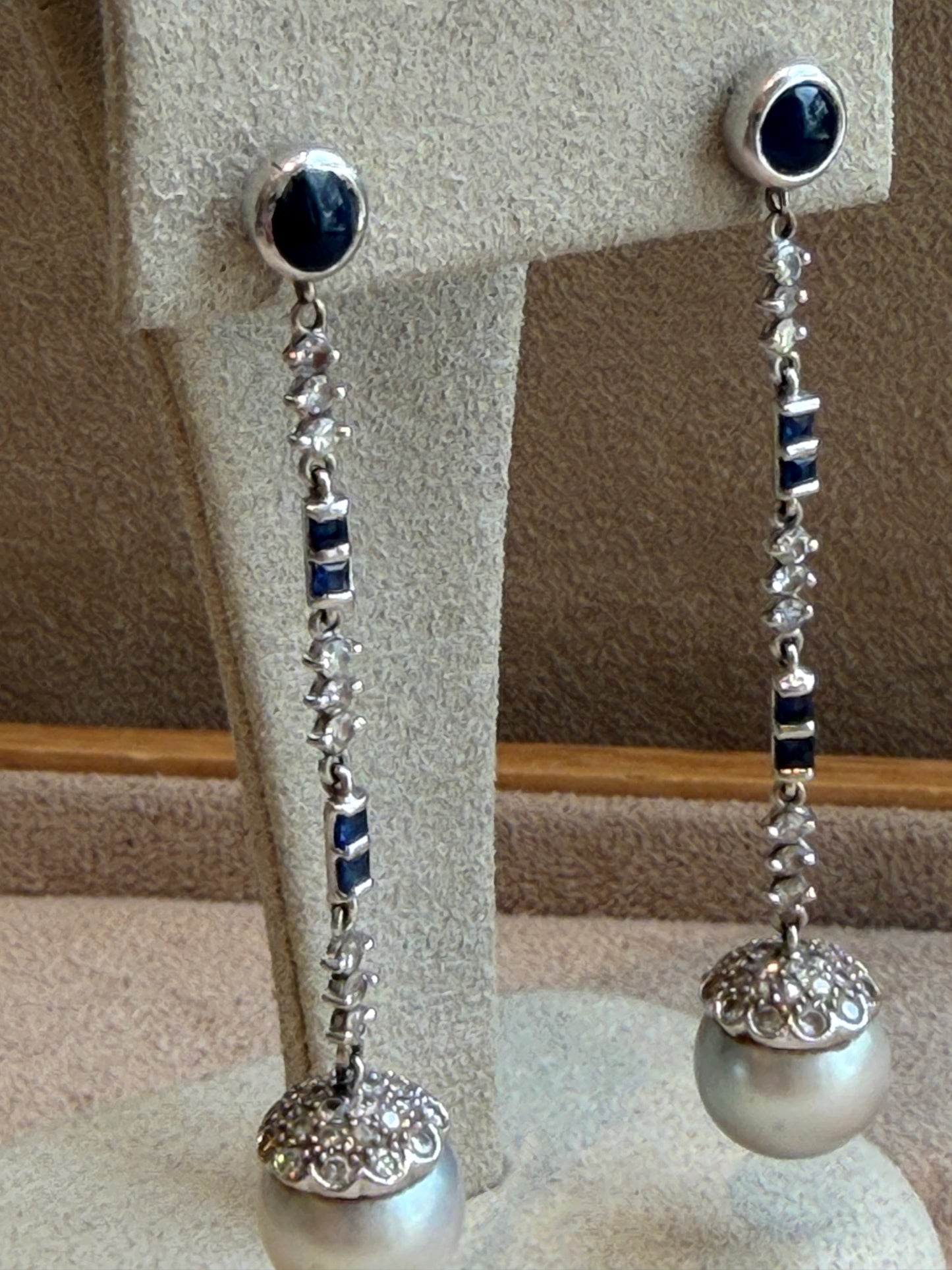 BOUCLES D'OREILLES PENDANTES PERLES, DIAMANTS & SAPHIRS