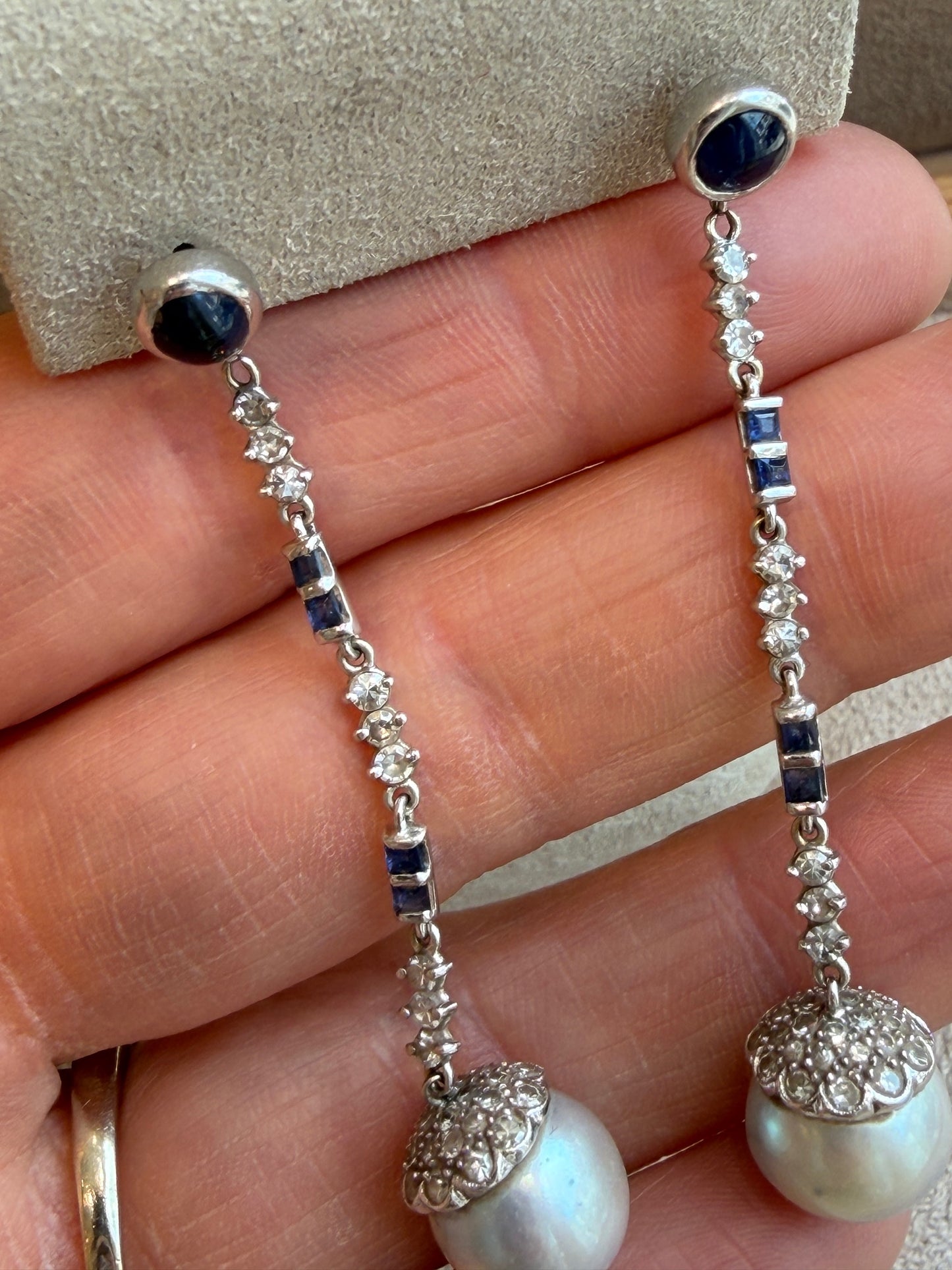 BOUCLES D'OREILLES PENDANTES PERLES, DIAMANTS & SAPHIRS