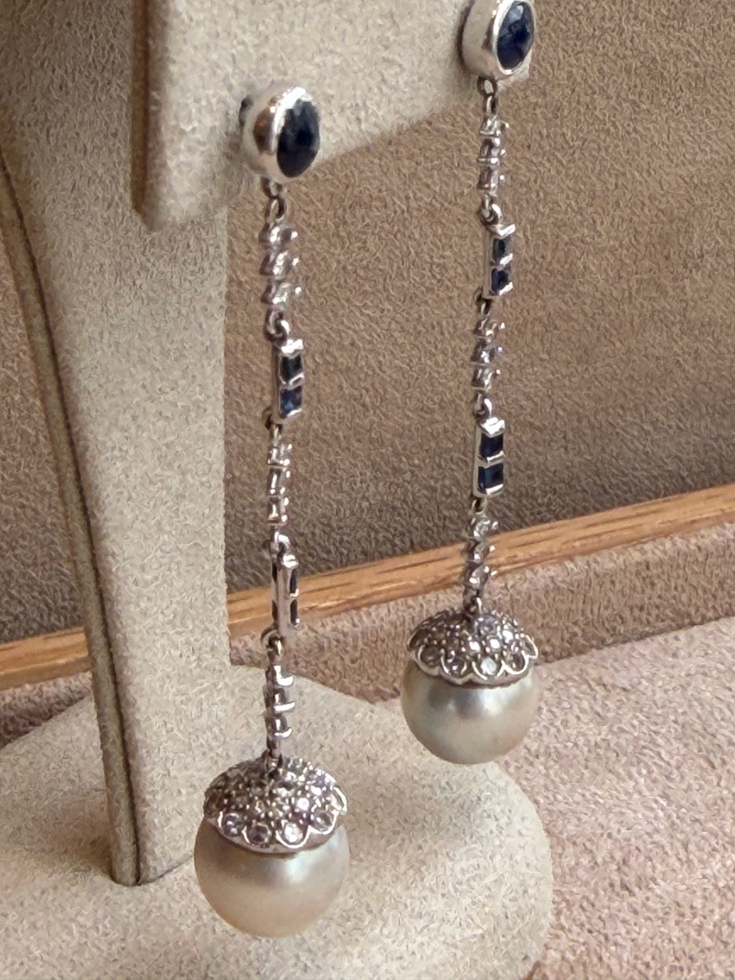 BOUCLES D'OREILLES PENDANTES PERLES, DIAMANTS & SAPHIRS
