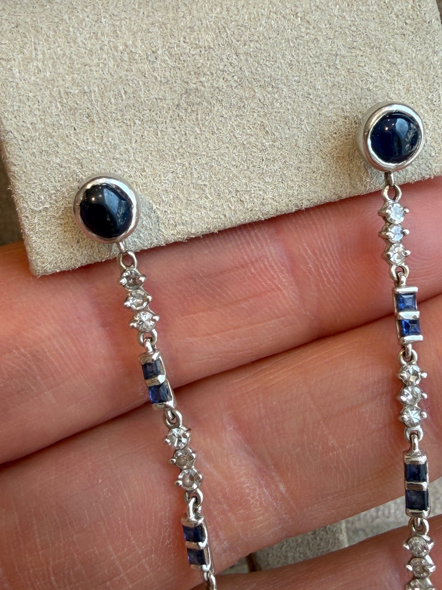 BOUCLES D'OREILLES PENDANTES PERLES, DIAMANTS & SAPHIRS