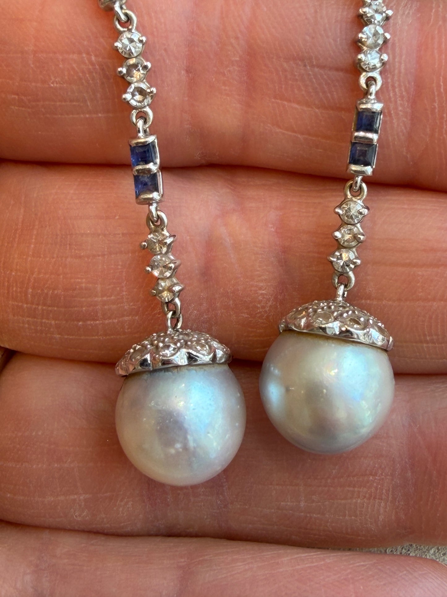 BOUCLES D'OREILLES PENDANTES PERLES, DIAMANTS & SAPHIRS