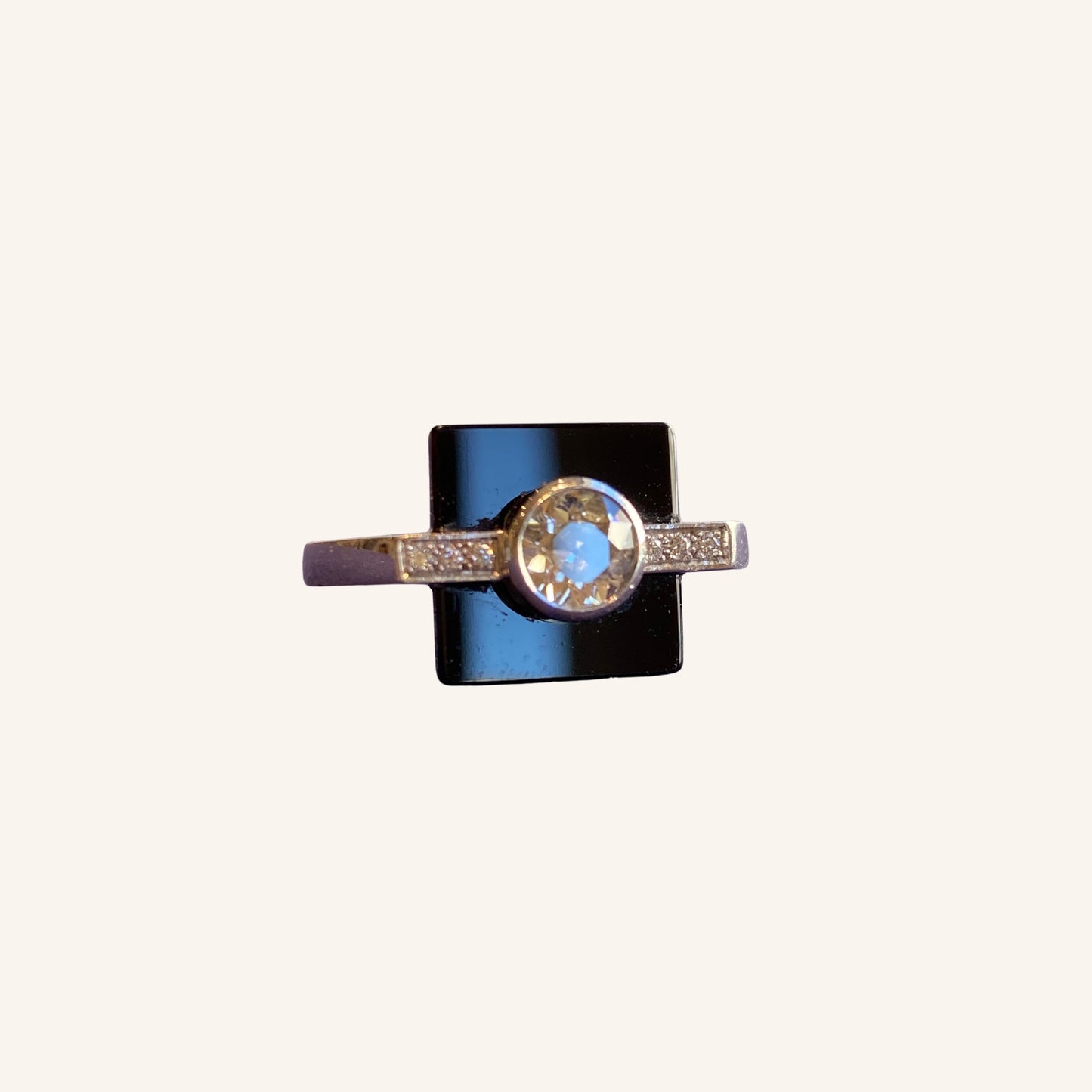 BAGUE STYLE ART DECO, DIAMANTS & ONYX