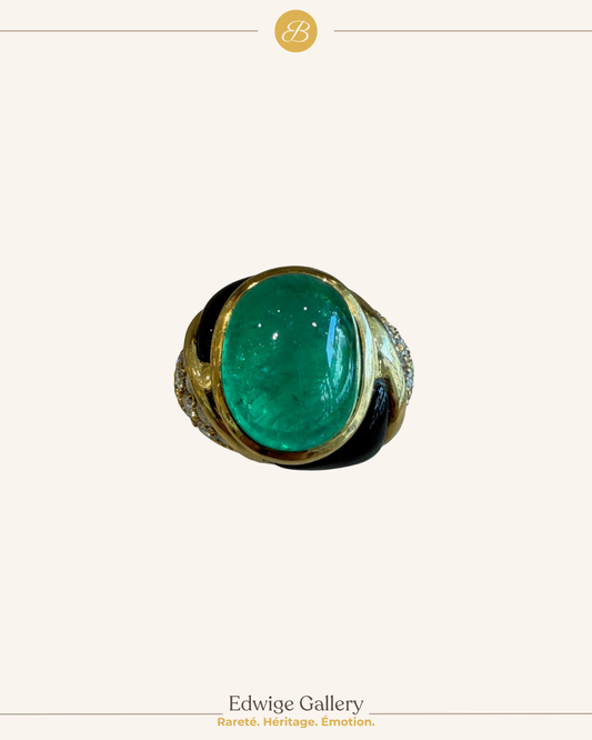 BAGUE EMERAUDE CABOCHON, DIAMANTS & EMAIL NOIR